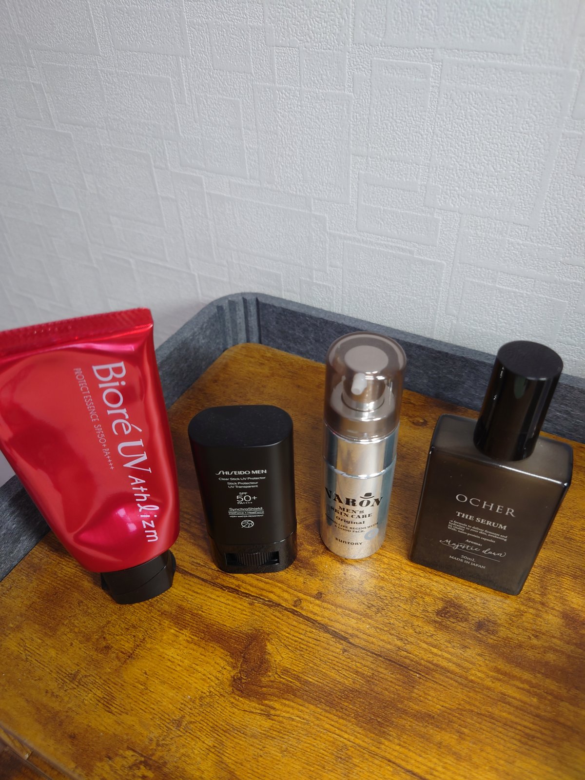 OCHER・VARON・SHISEIDO MEN Clear Stick UV・ビオレUV アスリズム 4本 ── 30代男の下地と日焼け止めの使い分け