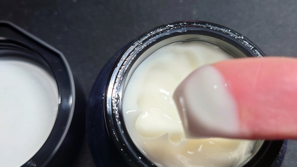 SHISEIDO MEN スキンエンパワリングクリームの瓶から人差し指の先で1回クリームを掬っている瞬間の写真