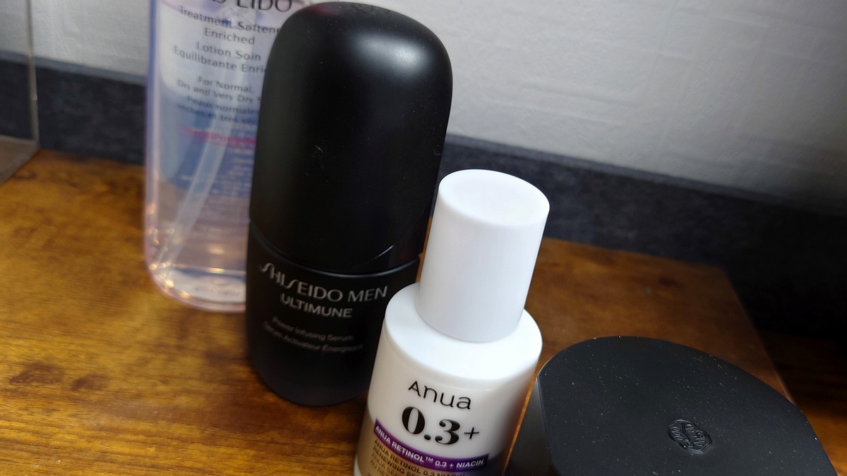ANUA レチノール 0.3、SHISEIDO 化粧水、アルティミューン、スキンエンパワリングクリーム、メンズクリームを並べた写真(私のスキンケア全体像)