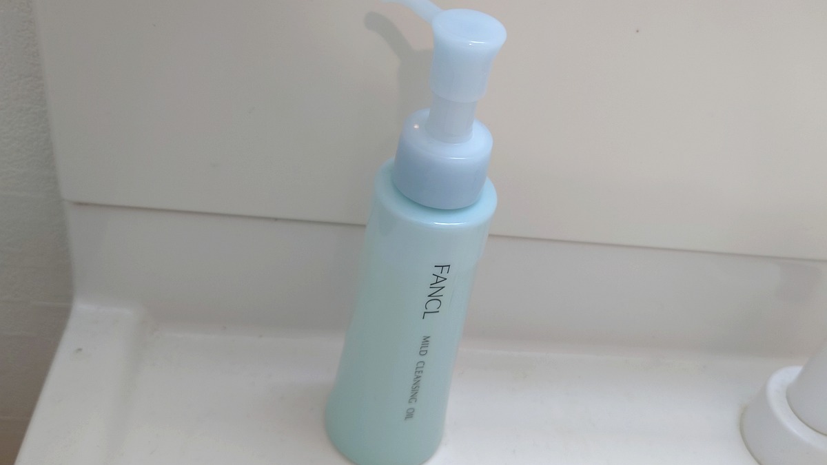 ファンケル マイルドクレンジングオイル 120mL の本体を洗面台に置いたクローズアップ写真
