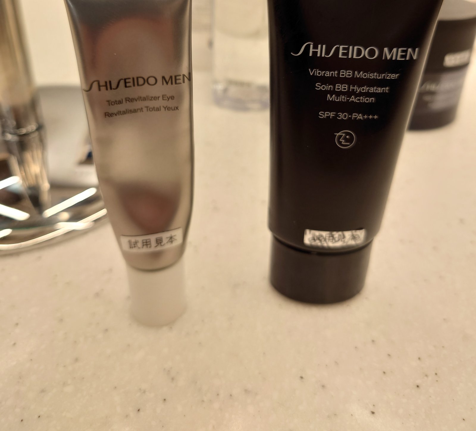 店頭で紹介された SHISEIDO MEN Vibrant BB Moisturizer とアイケア美容液の試用見本