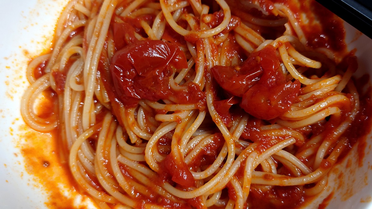 赤城食品 北海道パスタにZENBトマトソースをかけた完成形