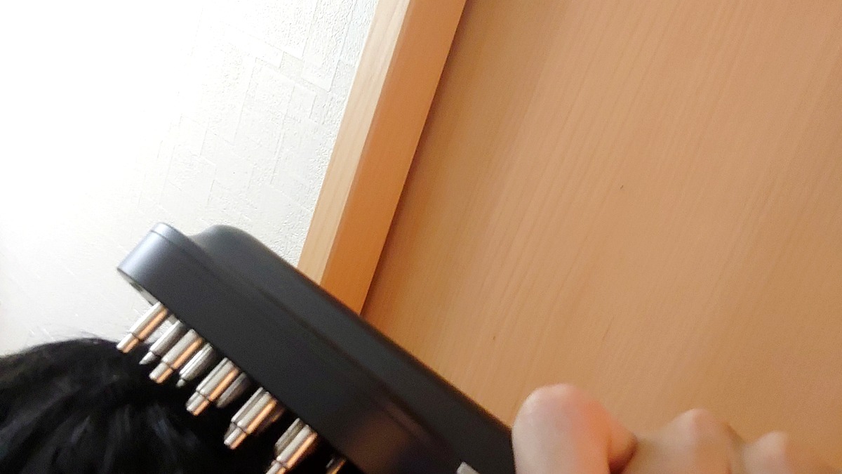 美顔器を頭皮に使っているシーン