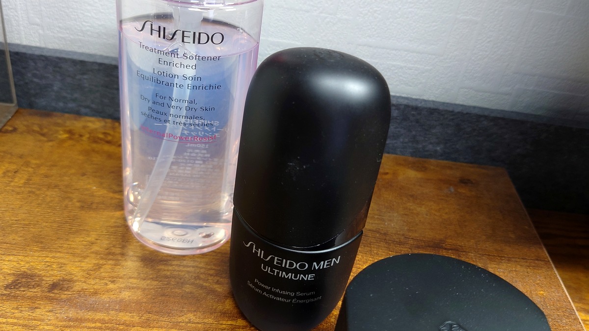SHISEIDO トリートメントソフナー エンリッチドと SHISEIDO MEN アルティミューン パワライジングセラムを並べた写真
