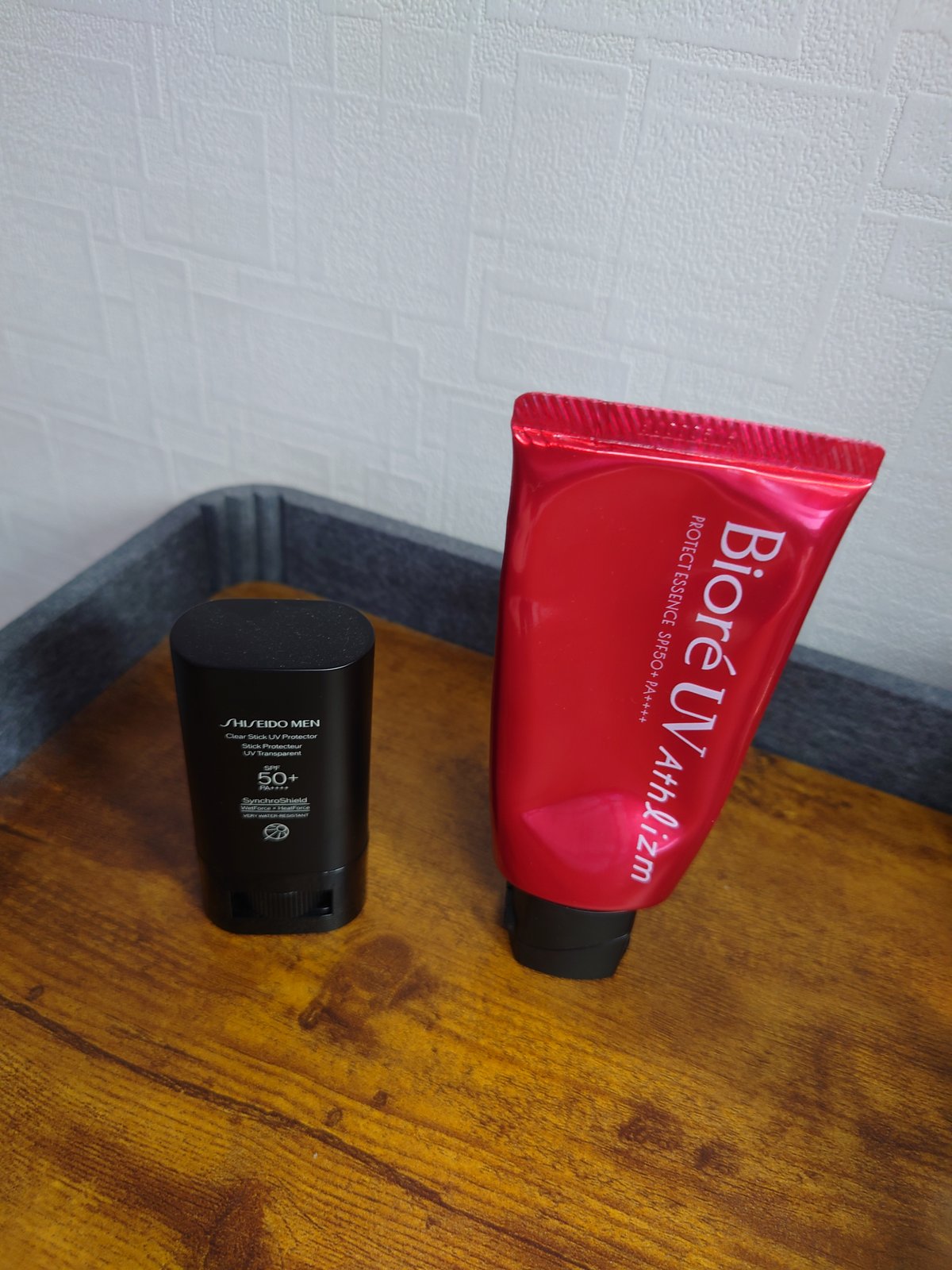 ビオレUV アスリズムと SHISEIDO MEN Clear Stick UV ── メインと携帯の日焼け止め2本