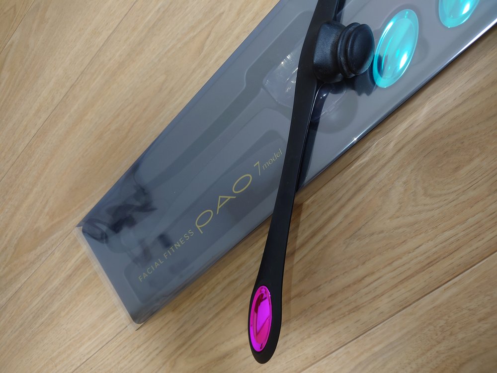 MTG PAO セブンモデルの実物。中央のマウスピースを口にくわえ、左右にしなる重りを上下に振って表情筋を鍛える器具