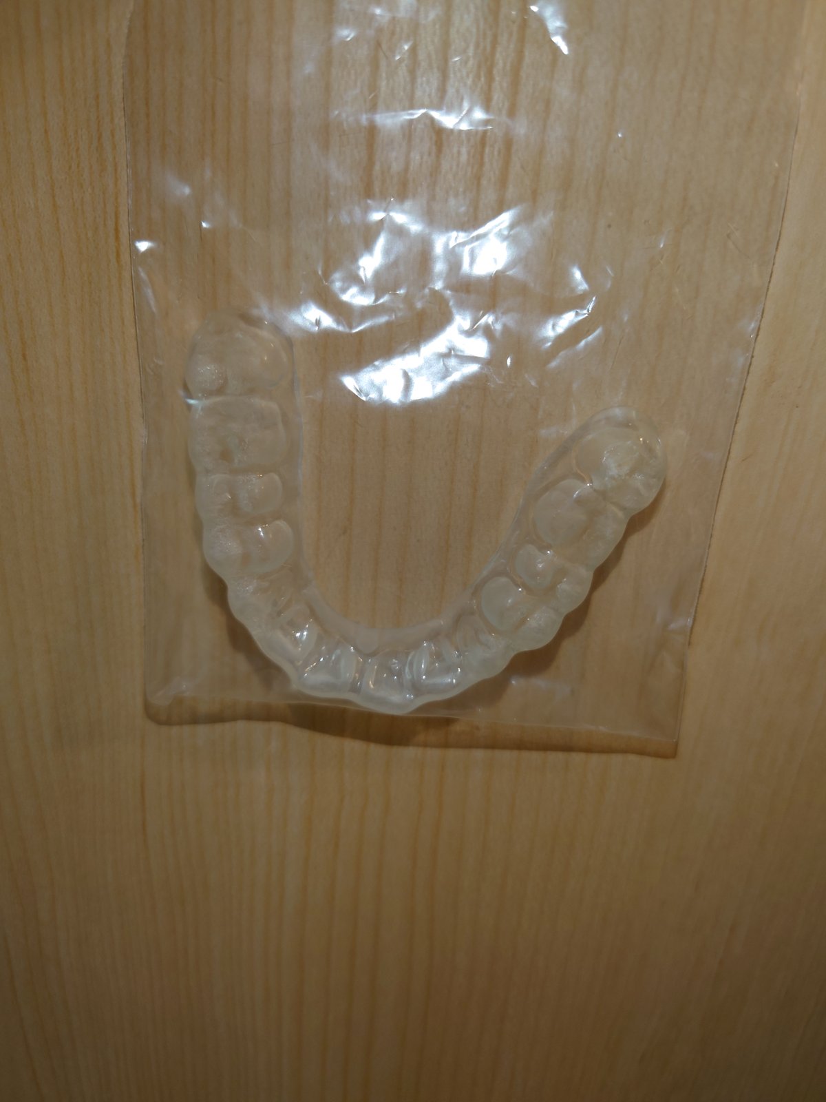 実際に使っていた歯ぎしり用マウスピース（袋に保管）