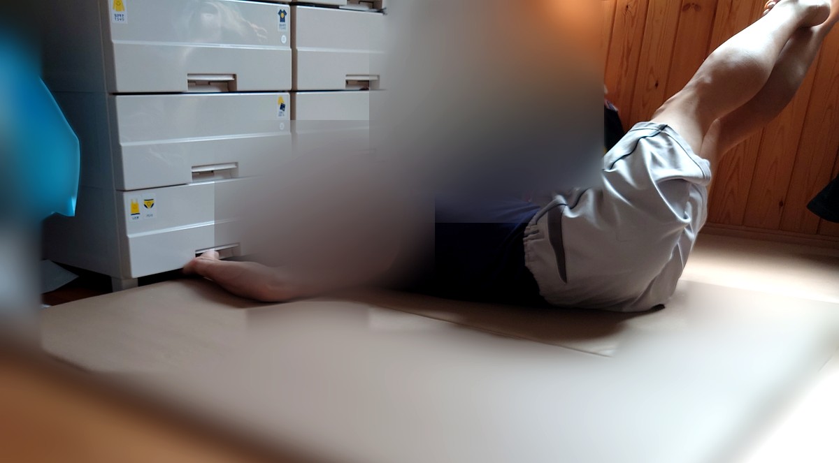自宅でのツイストレッグレイズ（脚上げ腹筋）