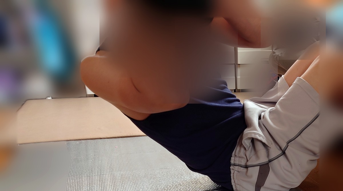マットの上での腹筋ツイスト