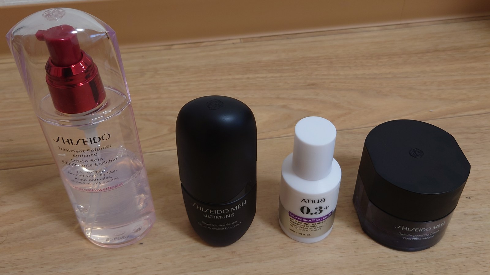3ヶ月使った4本のスキンケア用品を並べた写真。化粧水以外は不透明な容器で残量が見えない
