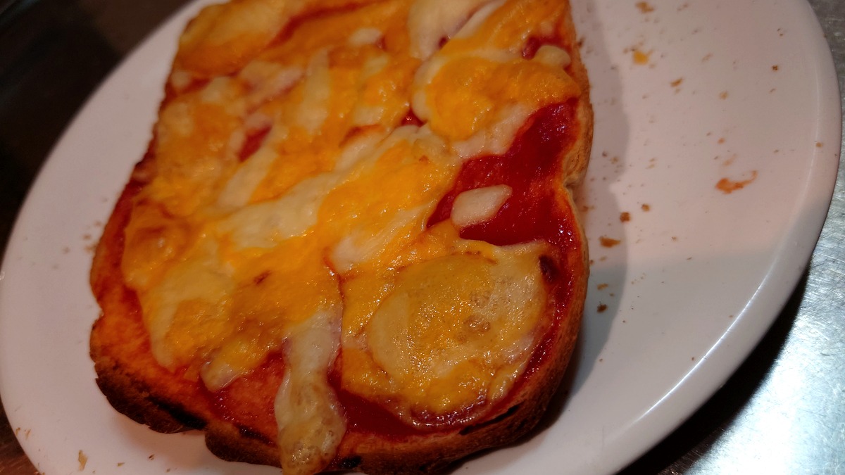 ケチャップとマーブルチーズをのせて焼いた食パン