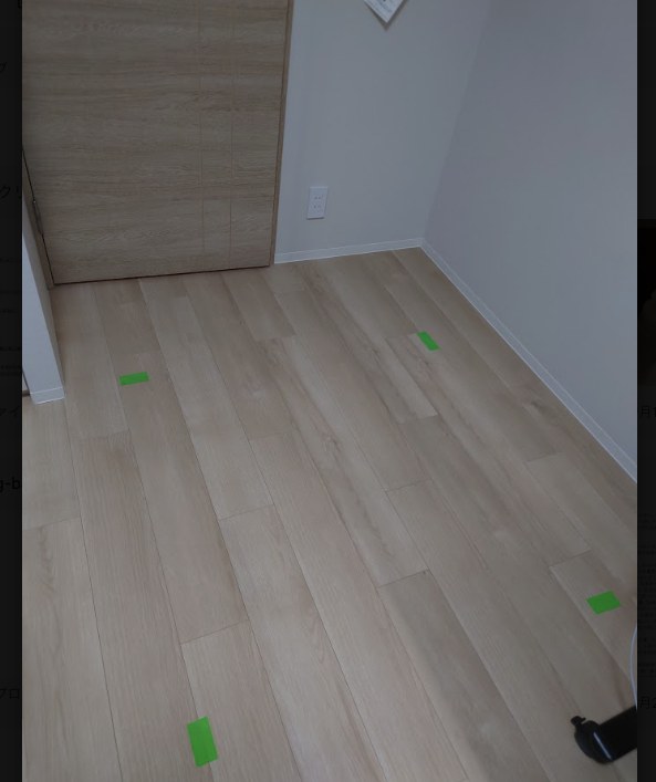 筋トレをするときに動く範囲を、床に養生テープで示した部屋の写真